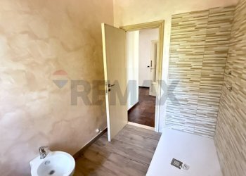 bagno con box doccia - Casa semi indipendente Via Bucci
 
SNC, Vico del Gargano - foto 37