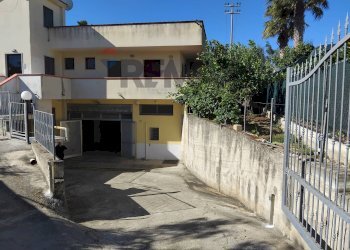 Edificio all\'aperto - Magazzino Località Defensola, Vieste - foto 2