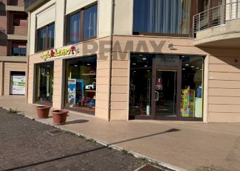 Edificio all\'aperto - Commercial Activity Via dei Pentri
 
1, Castel di Sangro - photo 2
