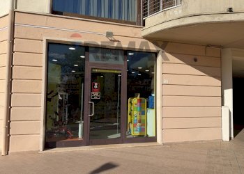 Edificio all\'aperto - Commercial Activity Via dei Pentri
 
1, Castel di Sangro - photo 4