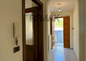 Hall / corridoio - Casa indipendente Via Volturno
 
24, Scapoli - foto 23