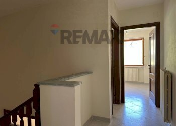 Hall / corridoio - Casa indipendente Via Volturno
 
24, Scapoli - foto 54