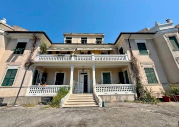 Facciata - Appartamento via Villini di Sturla, 2, Genova (zona Quarto) - foto 1