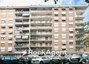Facciata - Negozio via Olevano Romano, 228, Roma - foto 14
