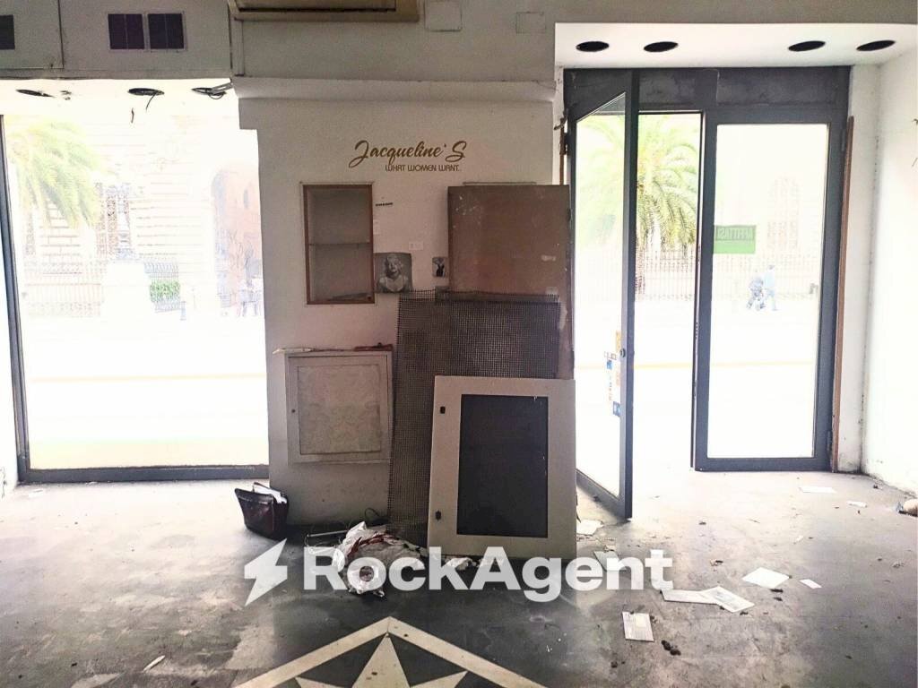 Interno non residenziale - Negozio via Nazionale, 182, Roma (zona Centro Storico) - foto 3