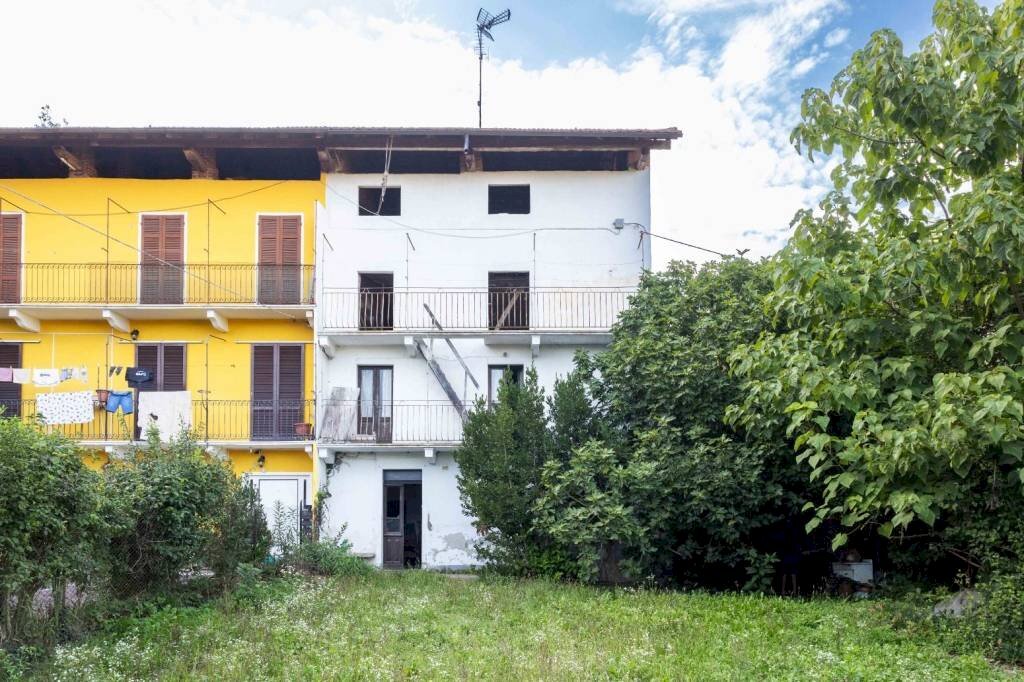 Facciata - Villa via casale canuggioni 28, Borgomanero - foto 1