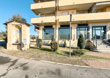 Facciata - Shop via Gozzano 78, Borgomanero - photo 2