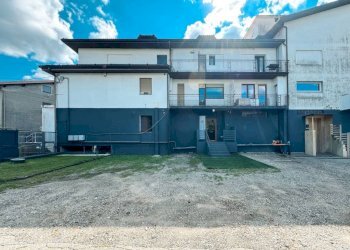 Facciata - Negozio via sottolusignana 22, Gozzano - foto 10