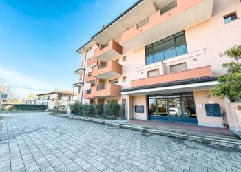 Facciata - Appartamento via CEREDO 18, Borgomanero - foto 12