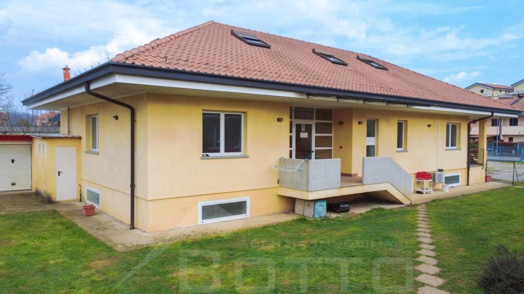 Facciata - Villa via Principe Umberto 16/q, Borgomanero - foto 1