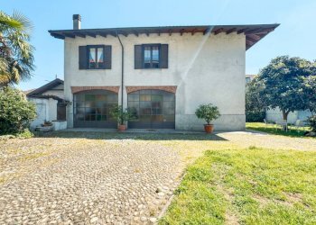 Facciata - Villa via Cureggio 26, Borgomanero - foto 3