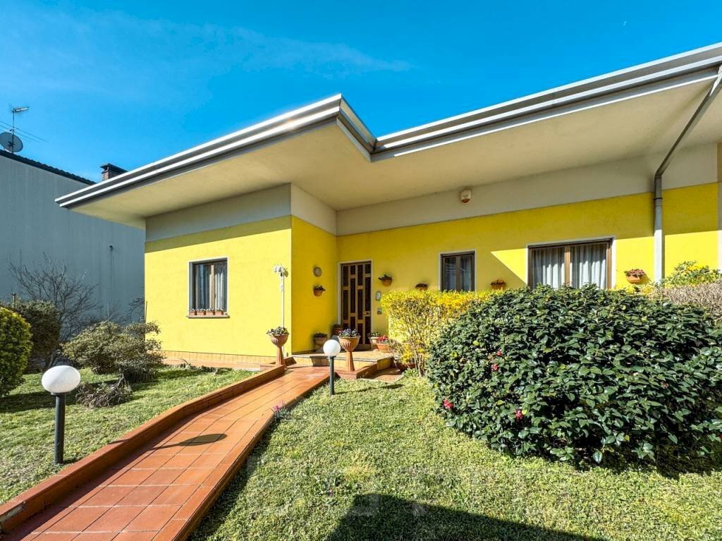 Facciata - Villa via bescapè 26, Borgomanero - foto 1