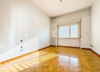 Camera da letto - Three-room apartment corso sempione 27, Borgomanero - photo 15