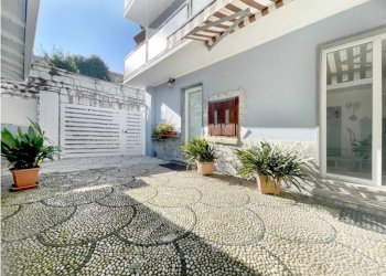Cortile interno - Villa via per auzate 9, Soriso - foto 1
