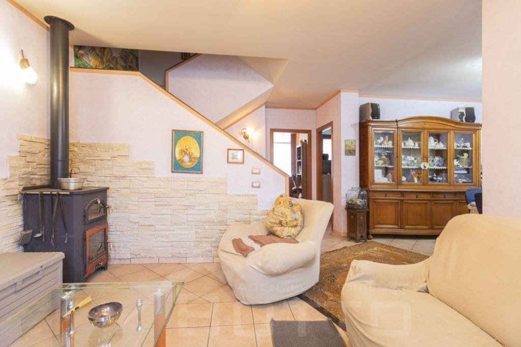 Salone - Villa via della Ciocca 94, Borgomanero - photo 2