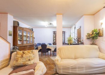 Salone - Villa via della Ciocca 94, Borgomanero - foto 5