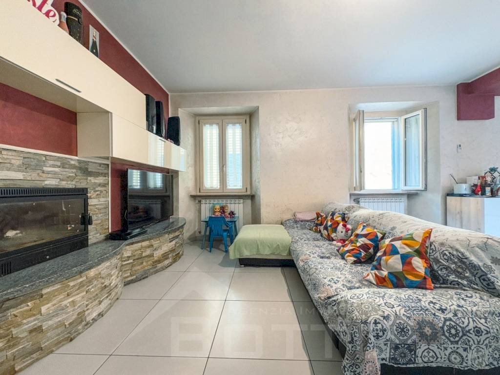 Salone - Three-room apartment via Tornielli 33, Borgomanero - photo 2