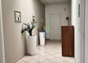disimpegno uffici - Commercial Premises Via Cimarosa 55, Livorno - photo 2