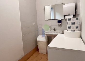 bagni al piano primo - Commercial Premises Via Cimarosa 55, Livorno - photo 9