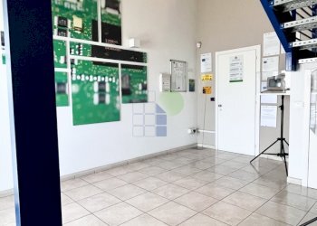 ingresso - Commercial Premises Via Cimarosa 55, Livorno - photo 16
