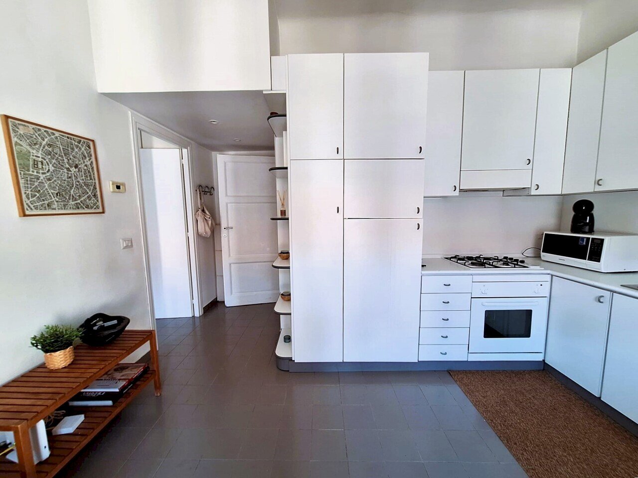 Soggiorno con cucina a vista - Appartamento Via Orti 16, Milano (zona Città Studi) - foto 2