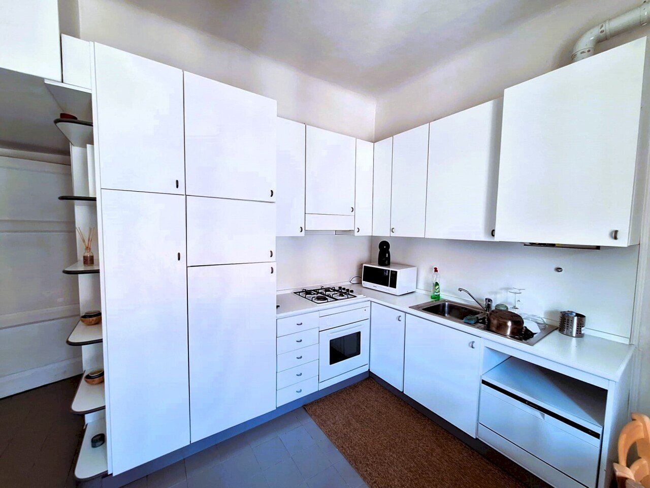 Soggiorno con cucina a vista - Appartamento Via Orti 16, Milano (zona Città Studi) - foto 3