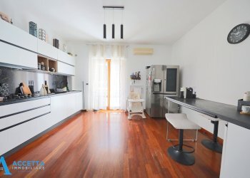 Cucina - Appartamento Via Galera Montefusco 11, Taranto - foto 6