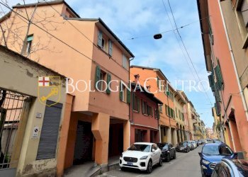Bilocale Bologna (zona Santo Stefano) - foto 1