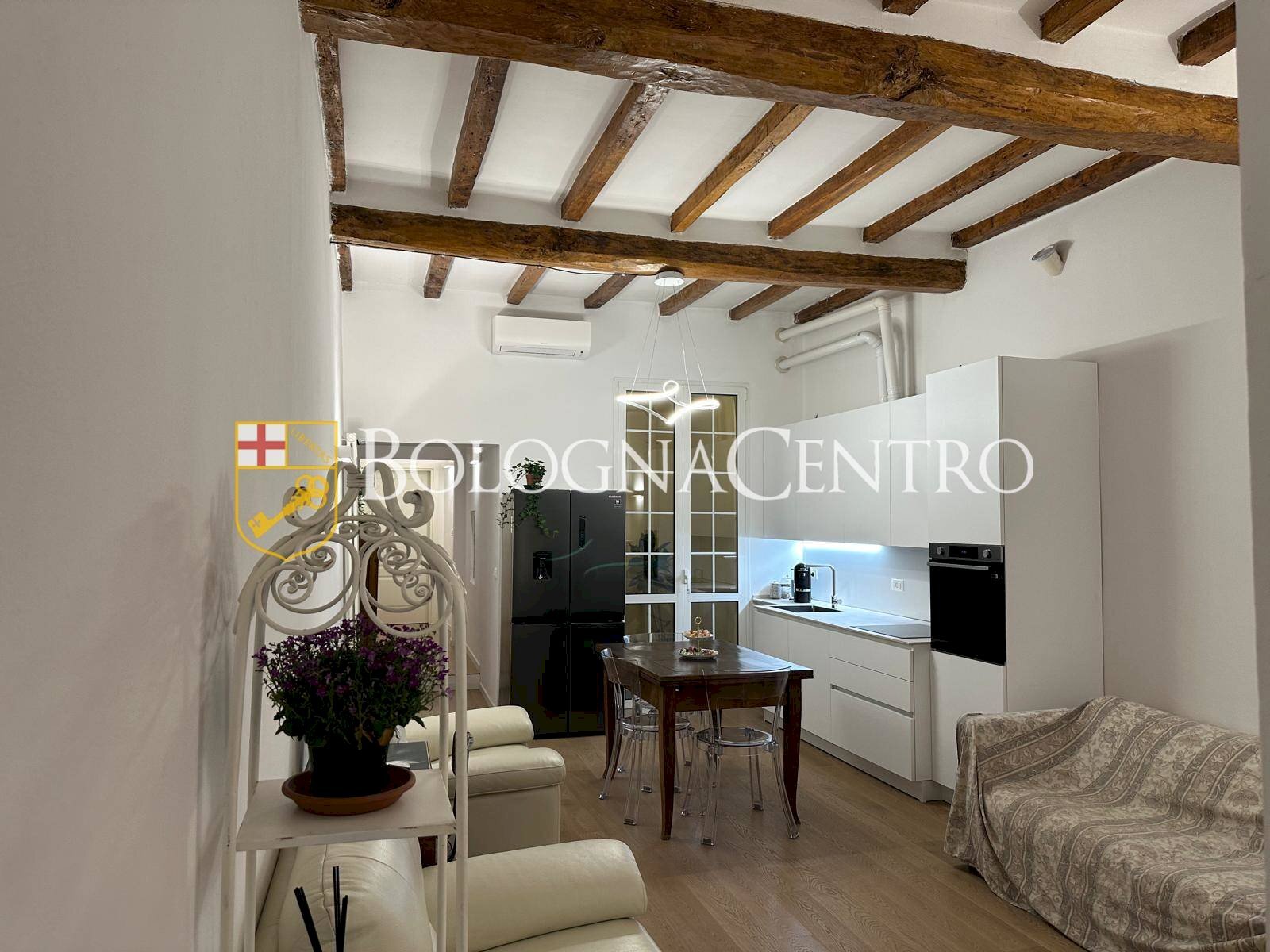 Three-room apartment Bologna (neighborhood Santo Stefano) - photo 1