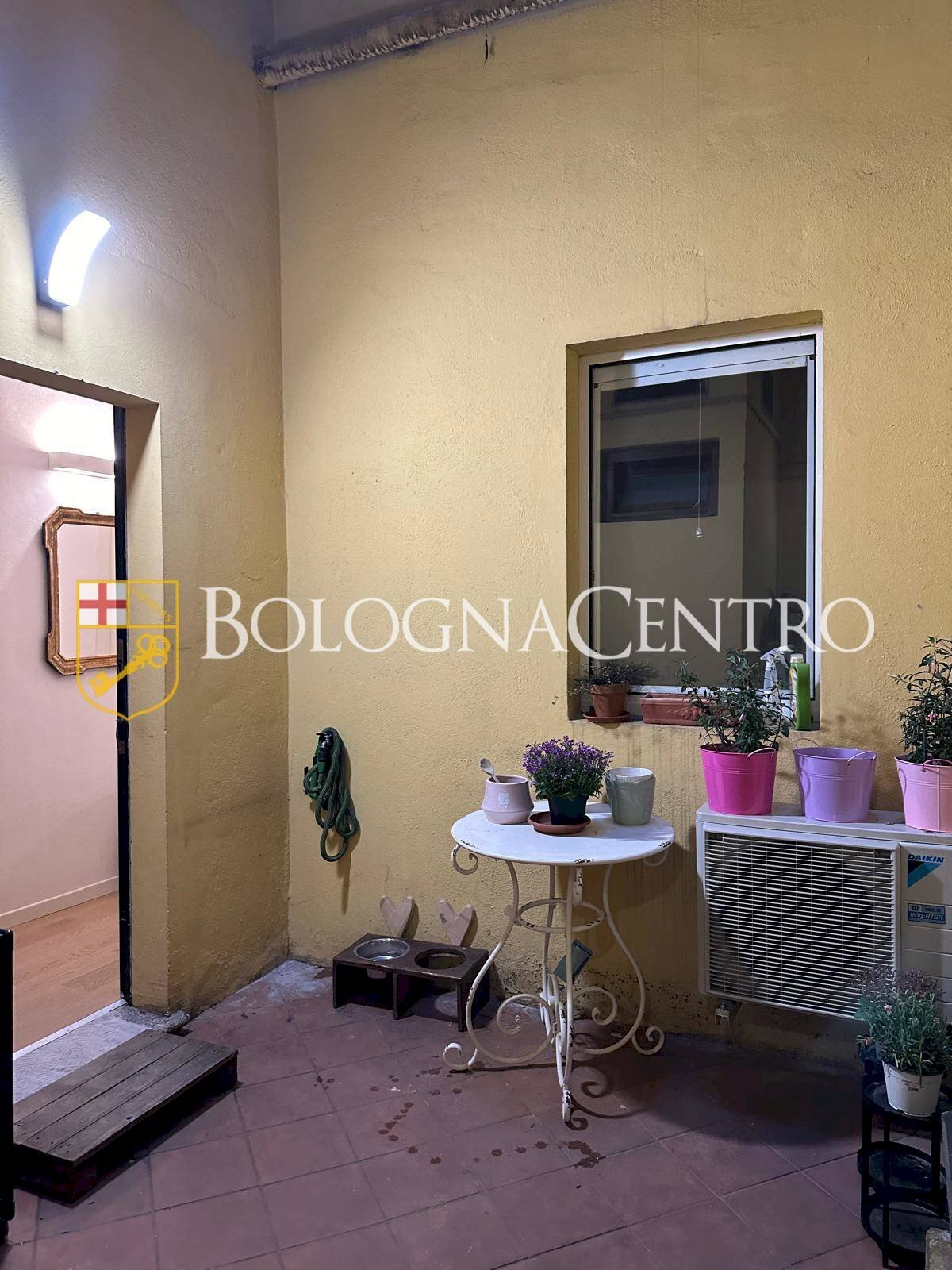Three-room apartment Bologna (neighborhood Santo Stefano) - photo 2