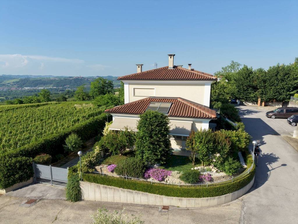 Villa Verduno - photo 1