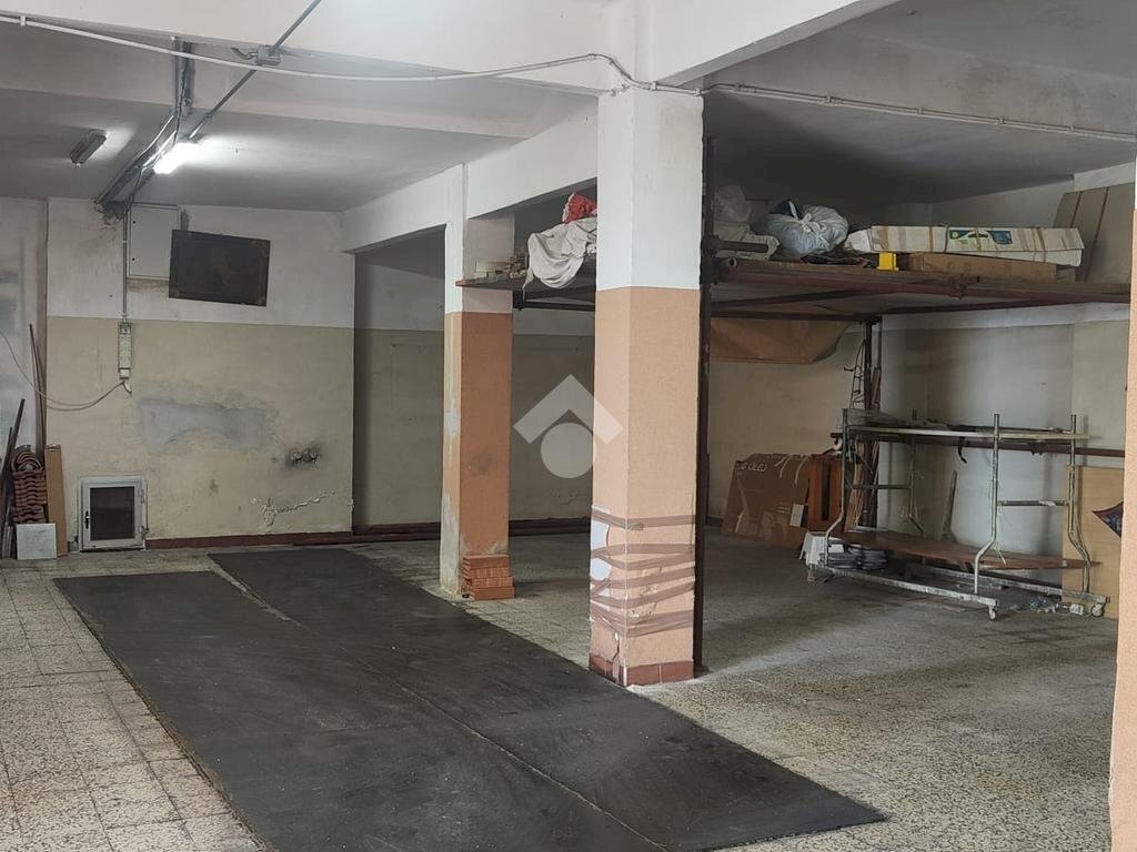 Magazzino via pierino negrotto cambiaso, Genova (zona Rivarolo) - foto 1