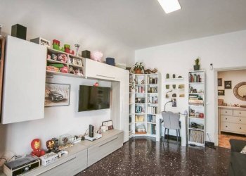 Soggiorno - Three-room apartment via Pasquale Berghini, Genova (neighborhood Marassi) - photo 5