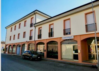 Facciata - Appartamento piazza Giuseppe Garibaldi, Terre del Reno - foto 6