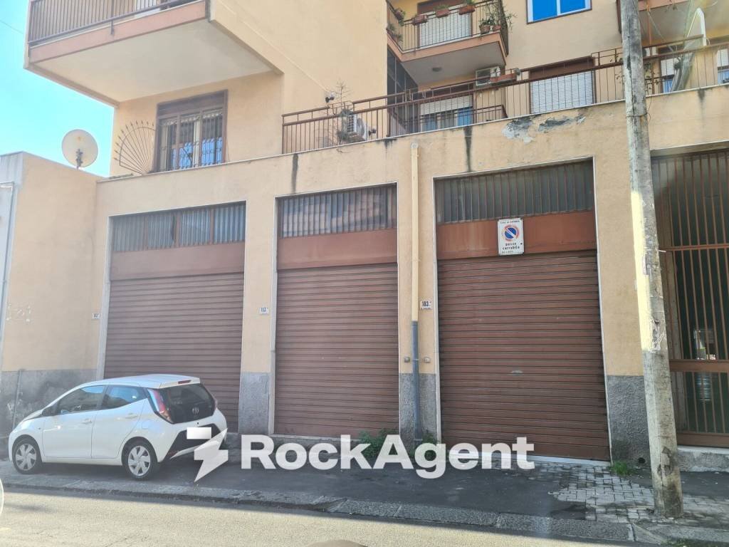 Ingresso - Magazzino via Regina Bianca, 103, Catania - foto 1