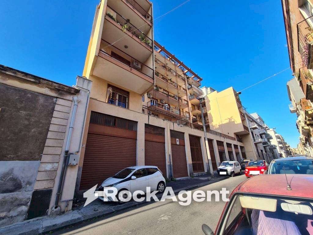 Facciata - Magazzino via Regina Bianca, 103, Catania - foto 3