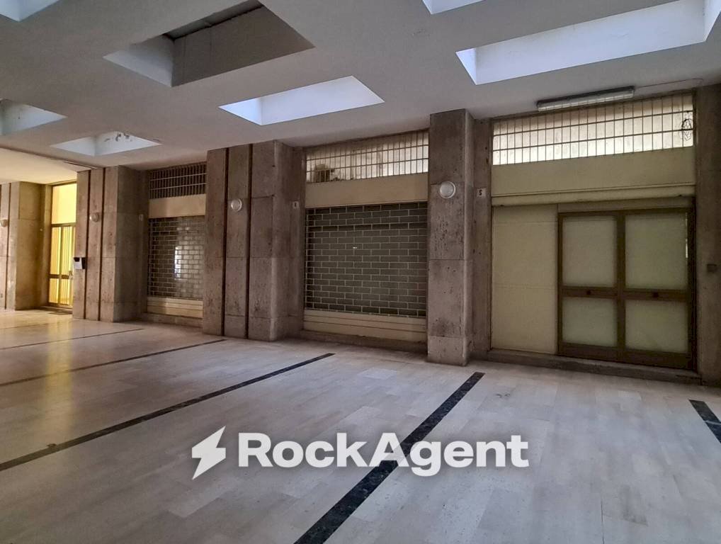 Interno palazzo - Magazzino via Duca Degli Abruzzi, 54, Catania - foto 1