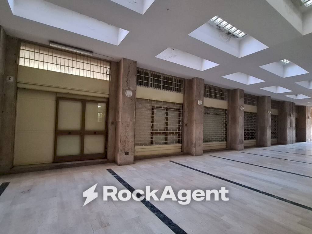 Interno palazzo - Magazzino via Duca Degli Abruzzi, 54, Catania - foto 3