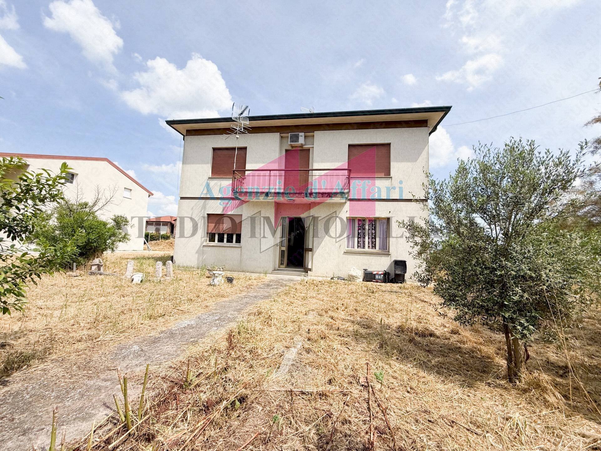 Foto 1 - Casa indipendente Via Pio
 
2, Castelmassa - foto 1