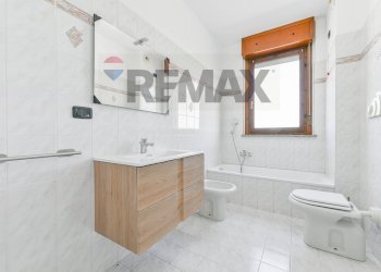 BAGNO FINESTRATO CON VASCA - Three-room apartment via sandro pertini
 
48, Settala - photo 18
