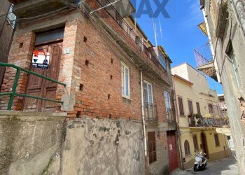 Edificio all\'aperto - Semi-detached house Via Misericordia
 
2, Gualtieri Sicaminò - photo 1