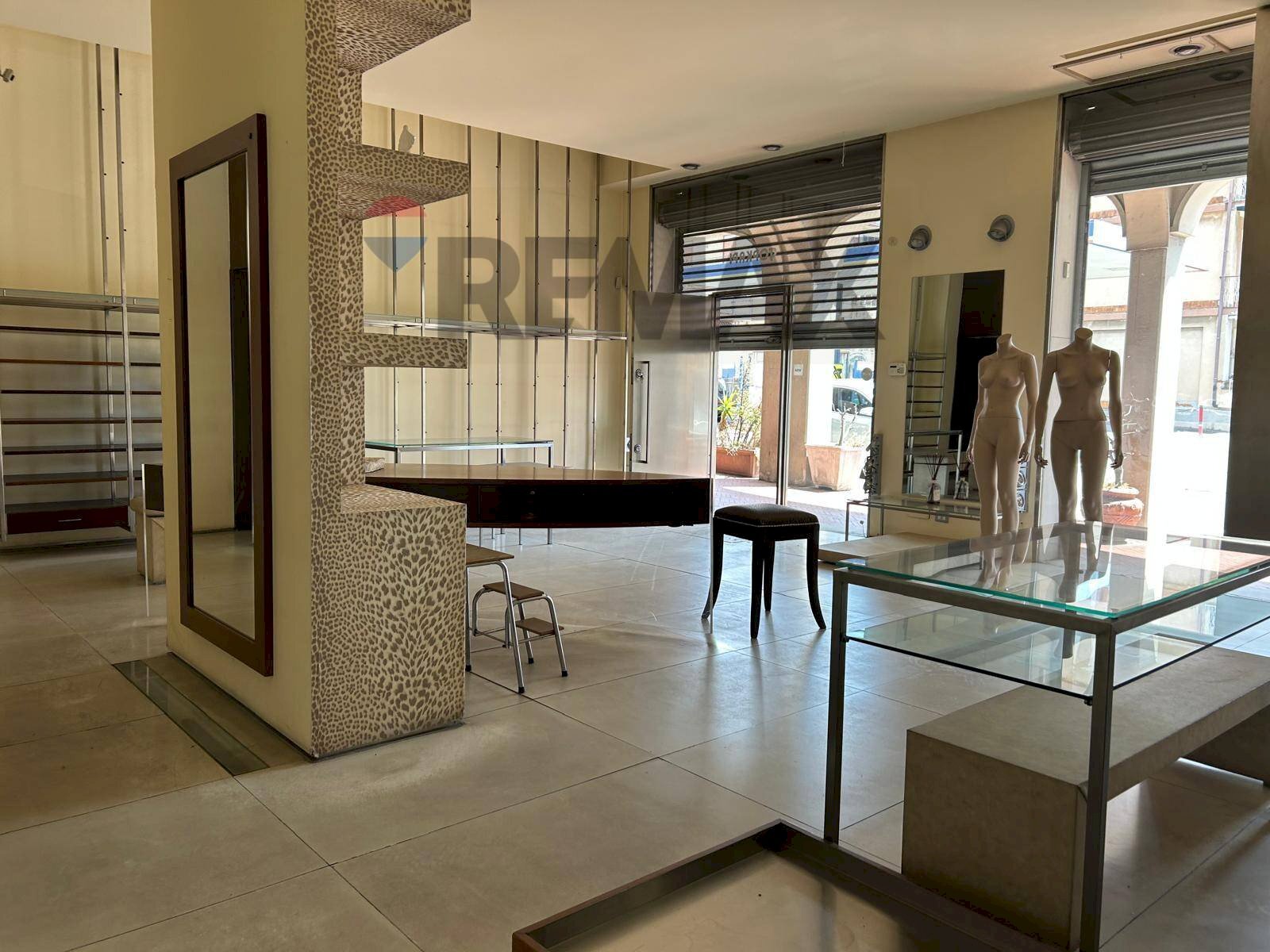 Soggiorno - Negozio Via Umberto
 
24, Sant'Agata Li Battiati - foto 1