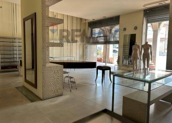 Soggiorno - Negozio Via Umberto
24, Sant'Agata Li Battiati - foto 1