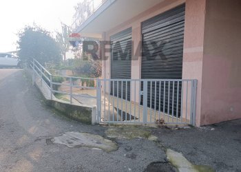 Casa all\'aperto - Locale Commerciale Via Dafni
6, Aci Catena - foto 3