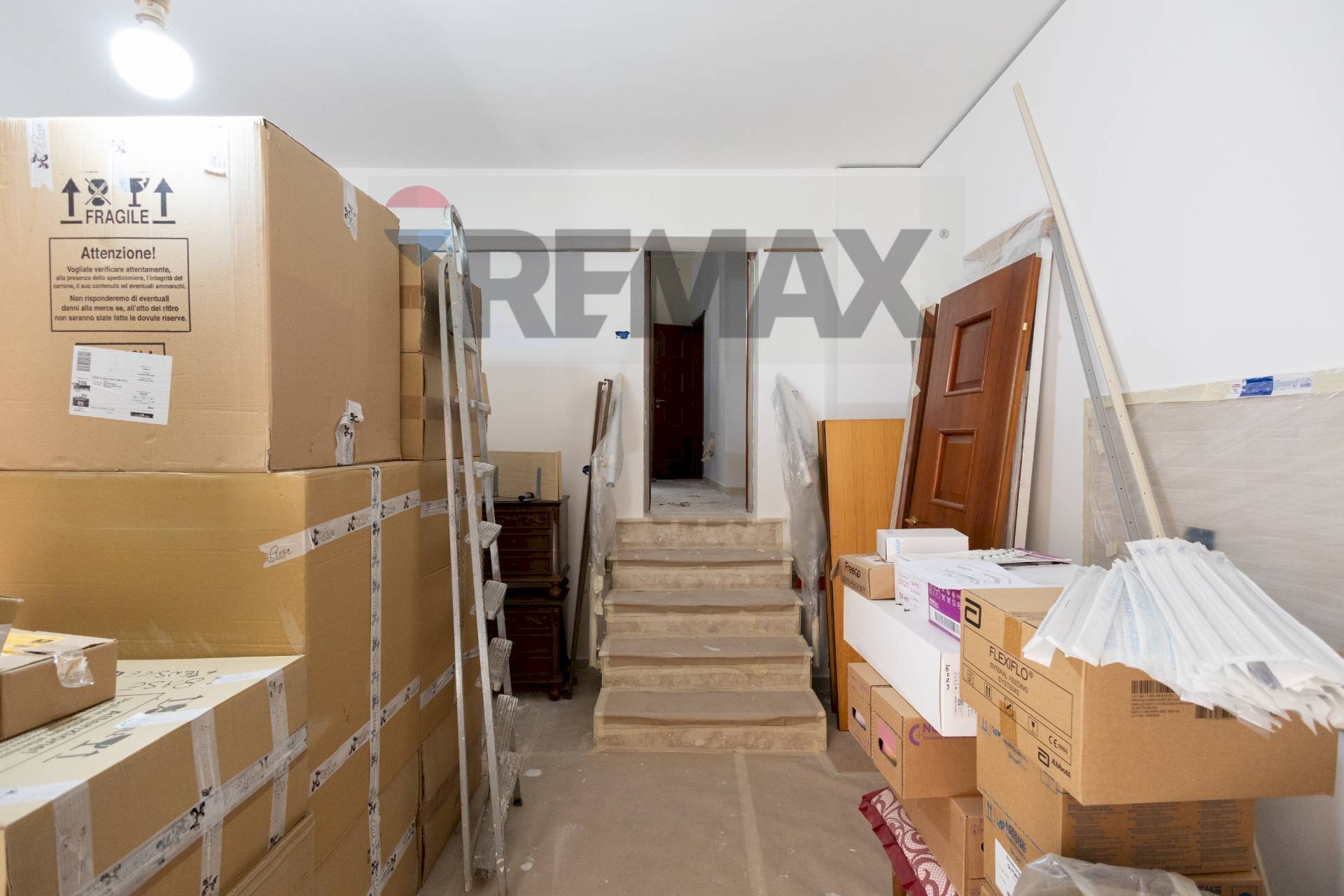 Scale - Casa indipendente Via Tenente Platania
51, Motta Sant'Anastasia - foto 3