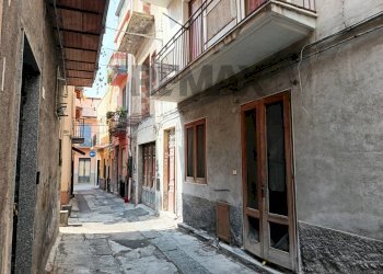 Edificio all\'aperto - Two-room apartment Via Buglio
 
21, Adrano - photo 23