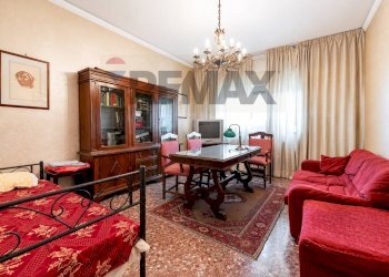 Sala da pranzo - Quadrilocale Viale Marco Polo
 
50, Catania - foto 12