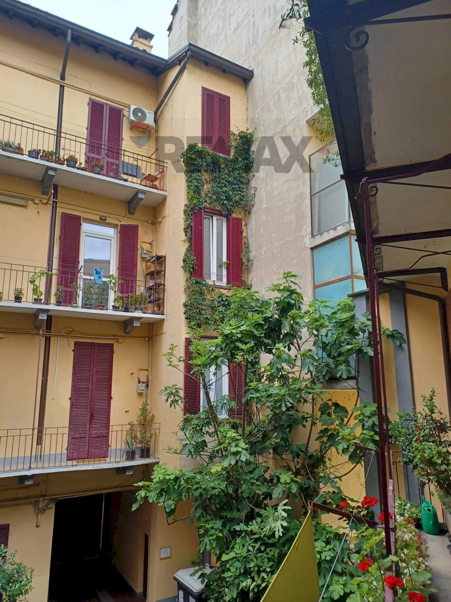 Esterno con porta di ingresso e finestra - Two-room apartment viale Roma
 
52, Novara - photo 1