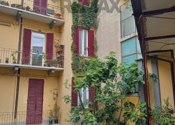 Esterno con porta di ingresso e finestra - Appartamento viale Roma
52, Novara - foto 1