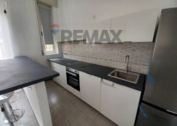 Forno, piano cottura e lavello - Appartamento viale Roma
52, Novara - foto 5